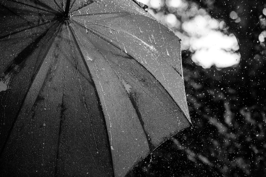Retro dáždnik môže byť moderným doplnkom každej ženy